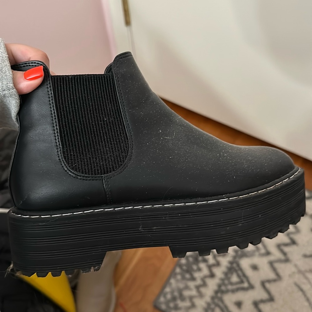 Divided H&M Chelsea boots in faux leather with platform soles 38/7